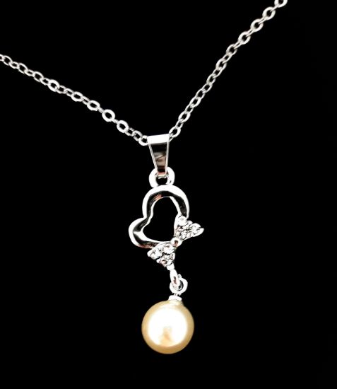 Picture of Diamante Bow with Pearl Necklace